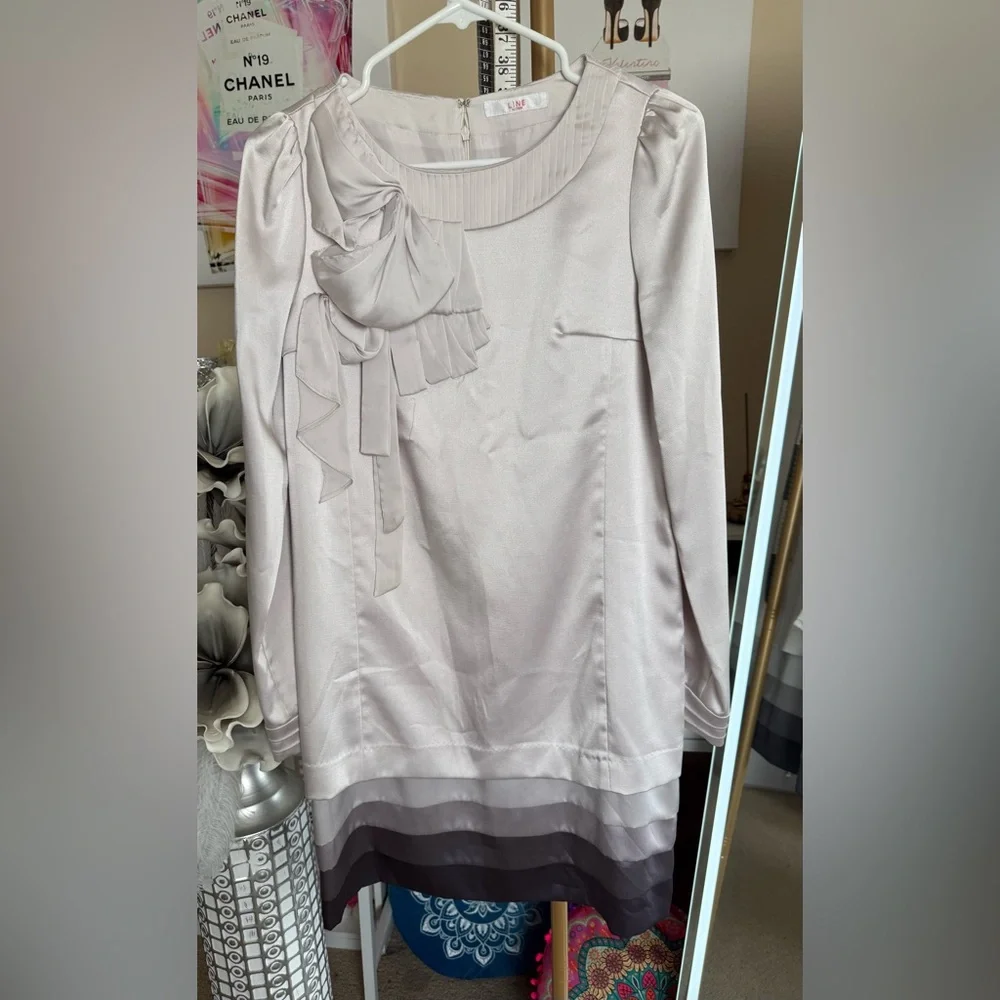 Elegant Gray Long Sleeve Blouse - Picture 1 of 4